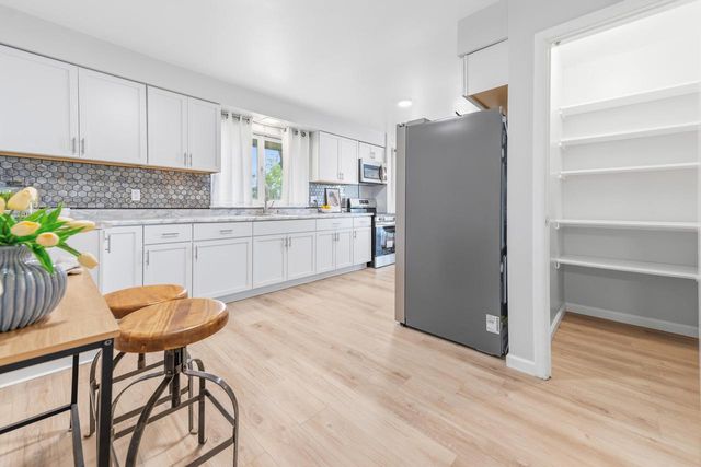 W132N12072 Mary Buth LANE, Germantown, WI 53022