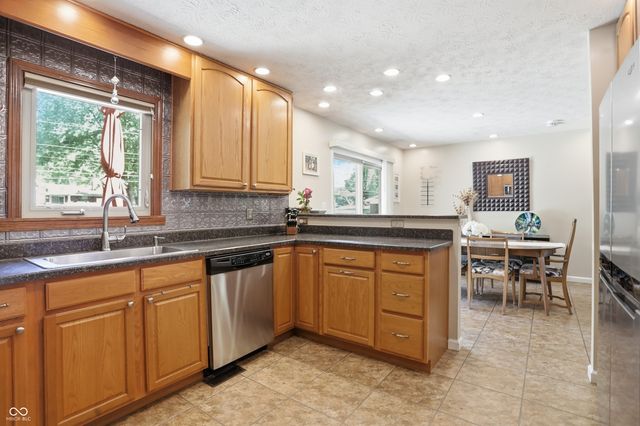 729 Colonial Way, Greenwood, IN 46142