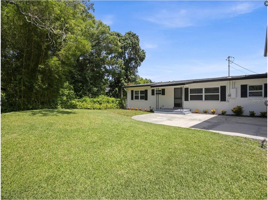 Image 7 of property listing at 212 W 1ST AVENUE, Windermere, FL 34786