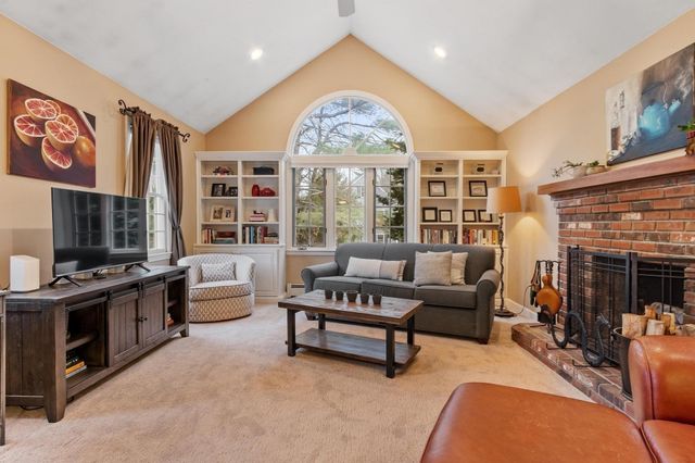 4 Brookside Ln, Sterling, MA 01564