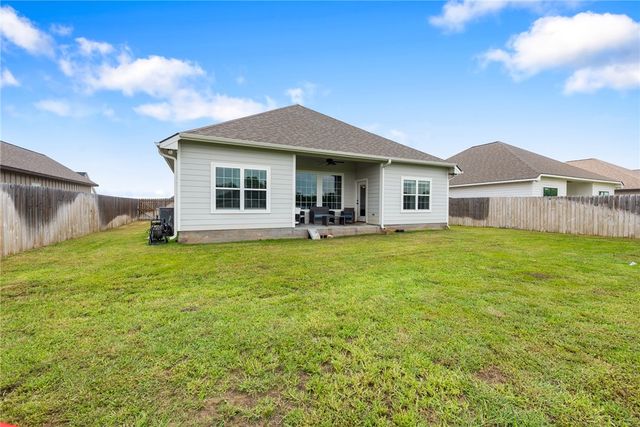 401 Brazos Bend, Snook, TX 77878