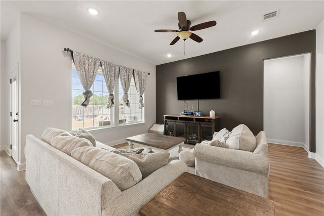 401 Brazos Bend, Snook, TX 77878