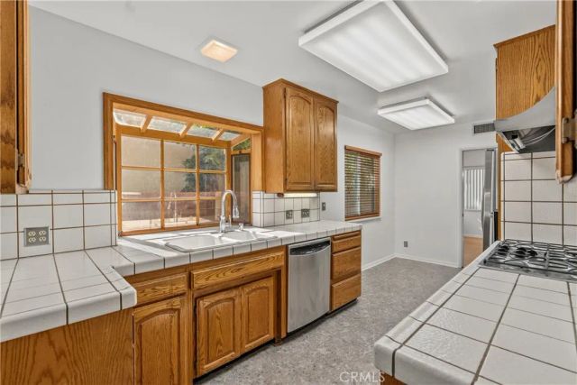 15933 Tupper Street, North Hills, CA 91343