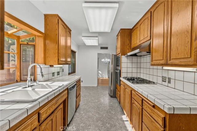 15933 Tupper Street, North Hills, CA 91343