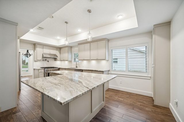 8911 Echo Valley Drive, Spring Valley Village, TX 77055