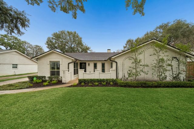 8911 Echo Valley Drive, Spring Valley Village, TX 77055