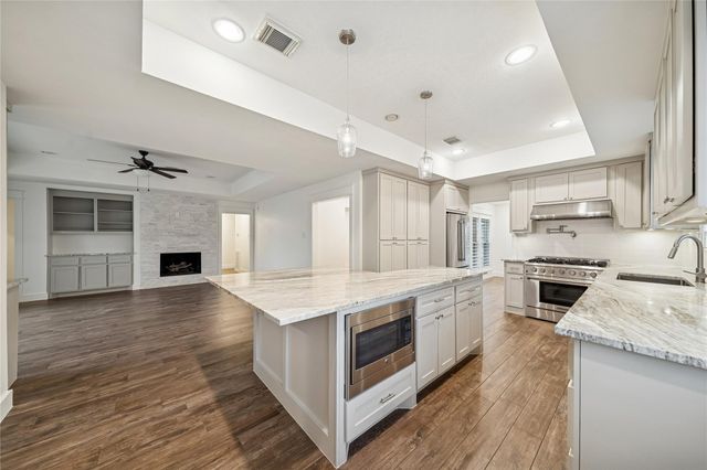 8911 Echo Valley Drive, Spring Valley Village, TX 77055