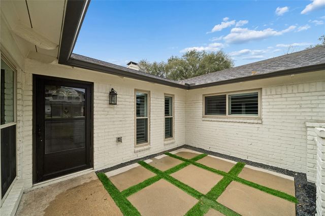 8911 Echo Valley Drive, Spring Valley Village, TX 77055