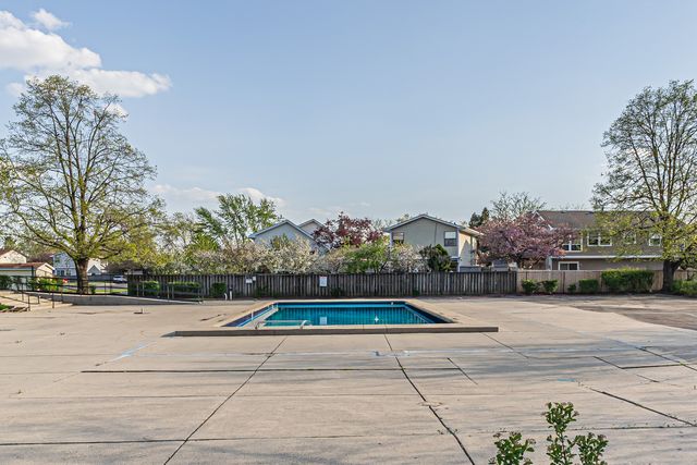 1375 REBECCA Drive 323, Hoffman Estates, IL 60169