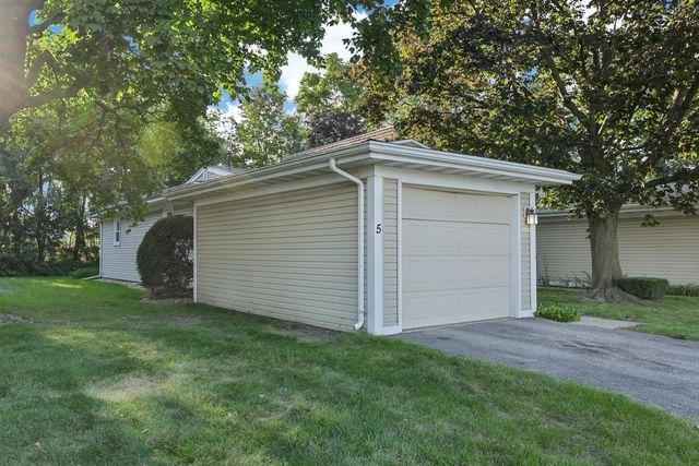 5 Plum Tree Village, Beloit, WI 53511