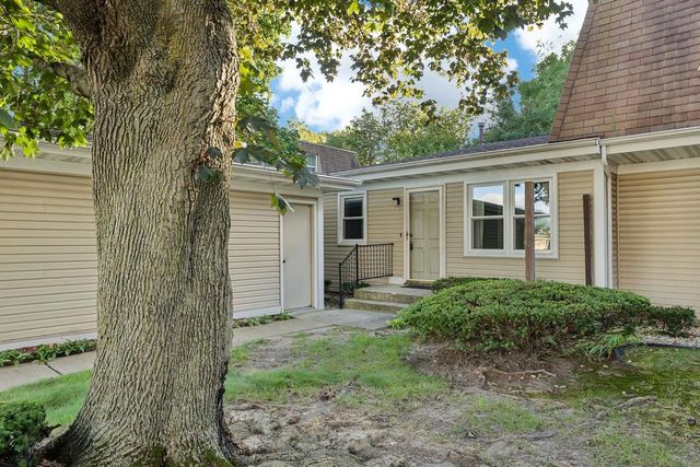 5 Plum Tree Village, Beloit, WI 53511