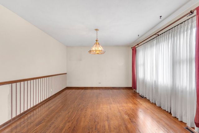829 E Evergreen Street, Wheaton, IL 60187