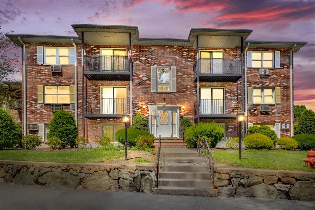 21 Pine St K, Canton, MA 02021