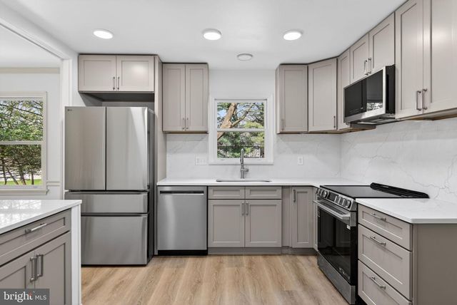 2348 HENBIRD LN, Lancaster, PA 17601