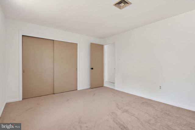 2348 HENBIRD LN, Lancaster, PA 17601