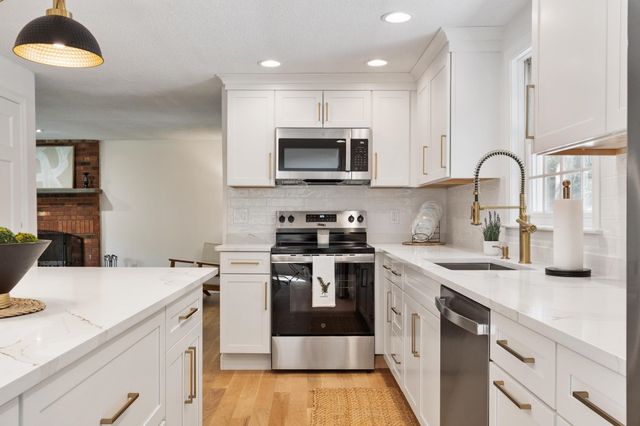 6 Finch Circle, Londonderry, NH 03053