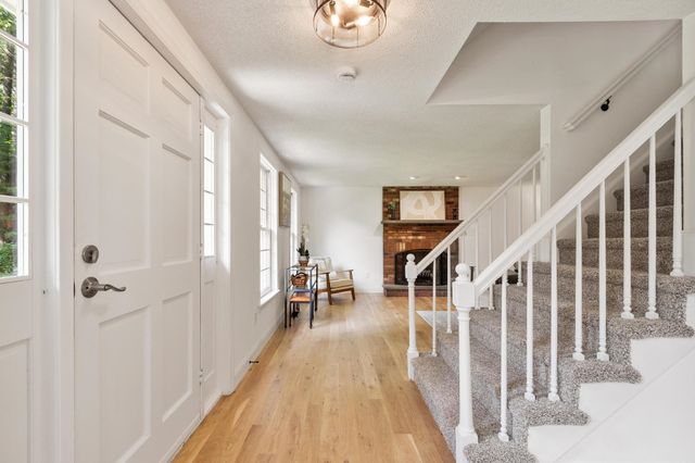 6 Finch Circle, Londonderry, NH 03053