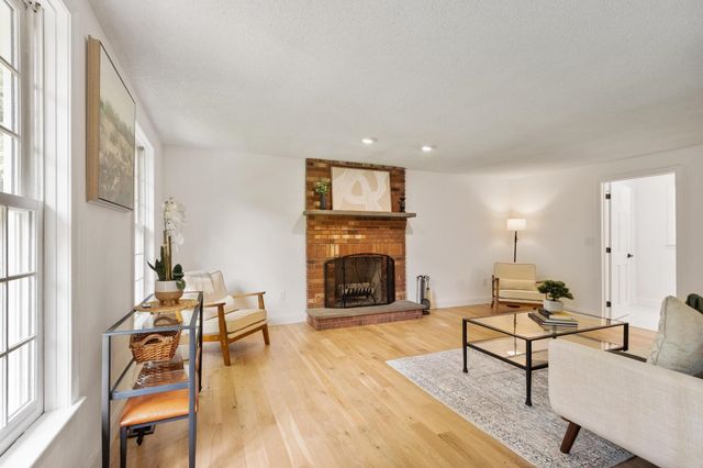6 Finch Circle, Londonderry, NH 03053