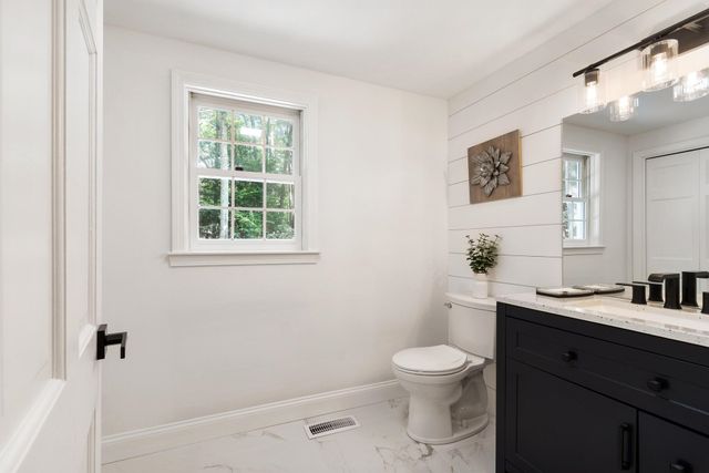 6 Finch Circle, Londonderry, NH 03053