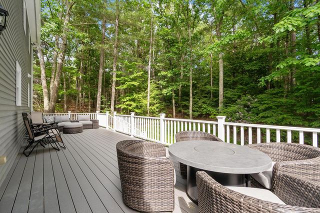 6 Finch Circle, Londonderry, NH 03053