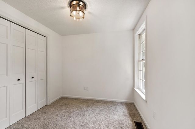 6 Finch Circle, Londonderry, NH 03053