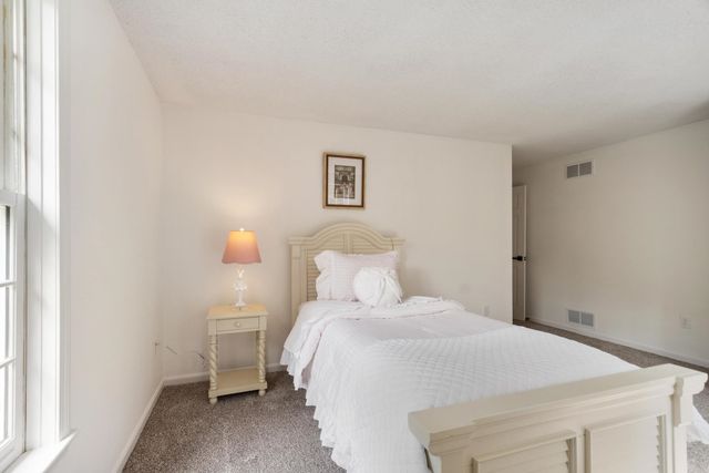 6 Finch Circle, Londonderry, NH 03053