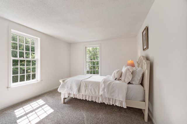 6 Finch Circle, Londonderry, NH 03053