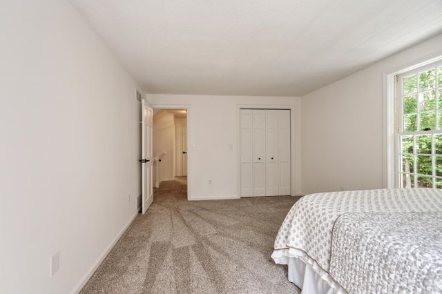 6 Finch Circle, Londonderry, NH 03053