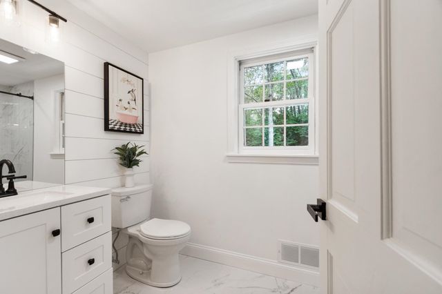 6 Finch Circle, Londonderry, NH 03053
