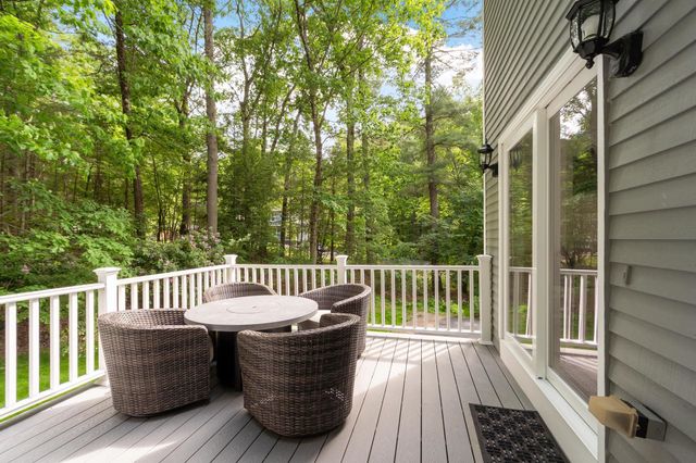 6 Finch Circle, Londonderry, NH 03053