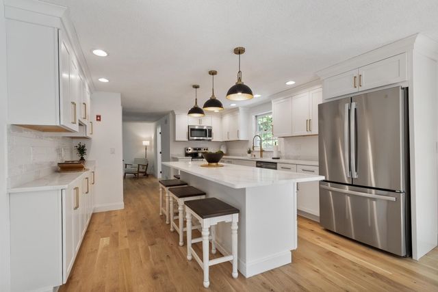 6 Finch Circle, Londonderry, NH 03053
