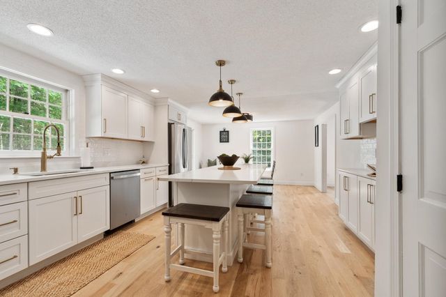 6 Finch Circle, Londonderry, NH 03053