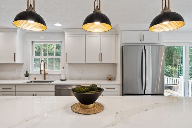 6 Finch Circle, Londonderry, NH 03053