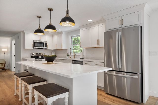 6 Finch Circle, Londonderry, NH 03053