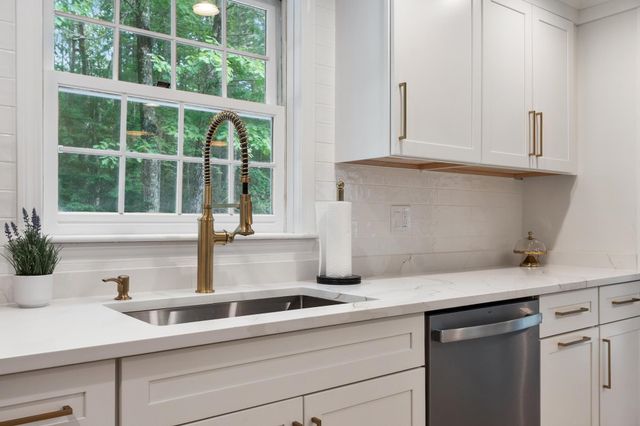 6 Finch Circle, Londonderry, NH 03053