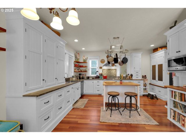 320 E BEACON Dr, Eugene, OR 97404