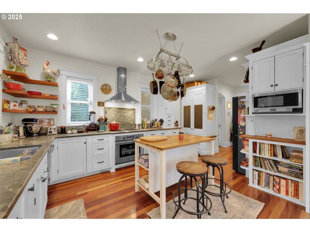 320 E BEACON Dr, Eugene, OR 97404