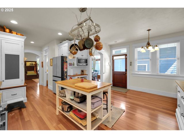 320 E BEACON Dr, Eugene, OR 97404