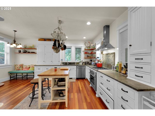 320 E BEACON Dr, Eugene, OR 97404