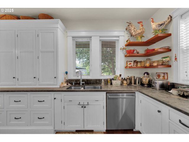 320 E BEACON Dr, Eugene, OR 97404