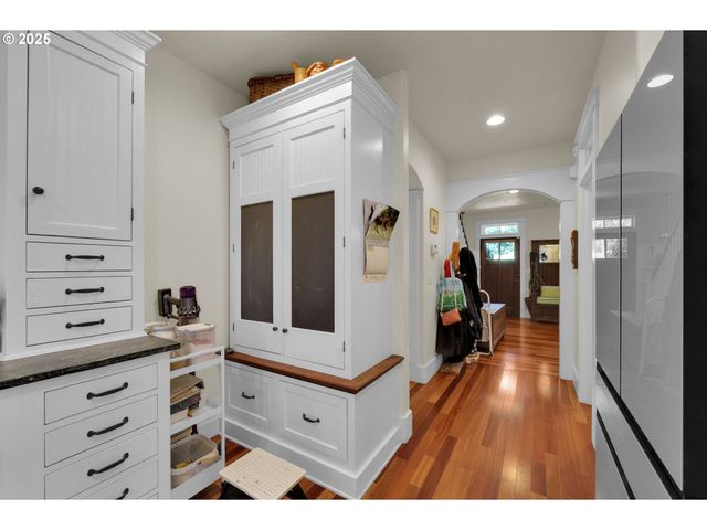 320 E BEACON Dr, Eugene, OR 97404