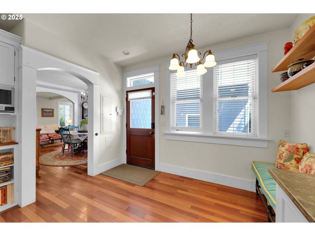 320 E BEACON Dr, Eugene, OR 97404