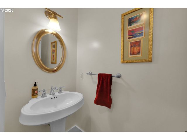 320 E BEACON Dr, Eugene, OR 97404