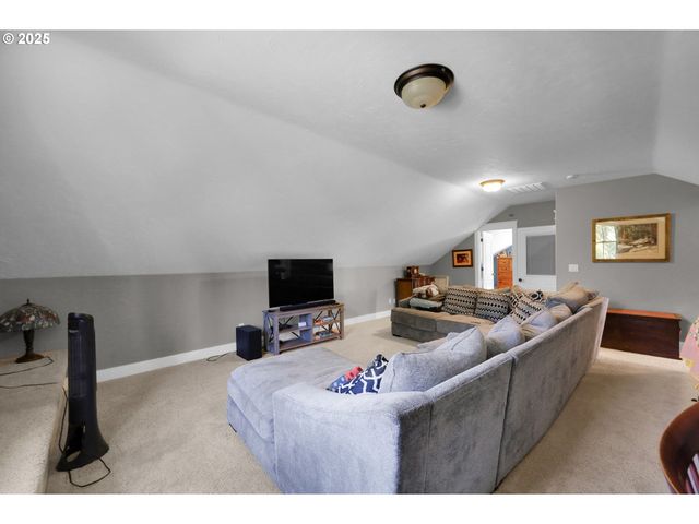 320 E BEACON Dr, Eugene, OR 97404