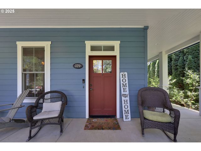 320 E BEACON Dr, Eugene, OR 97404