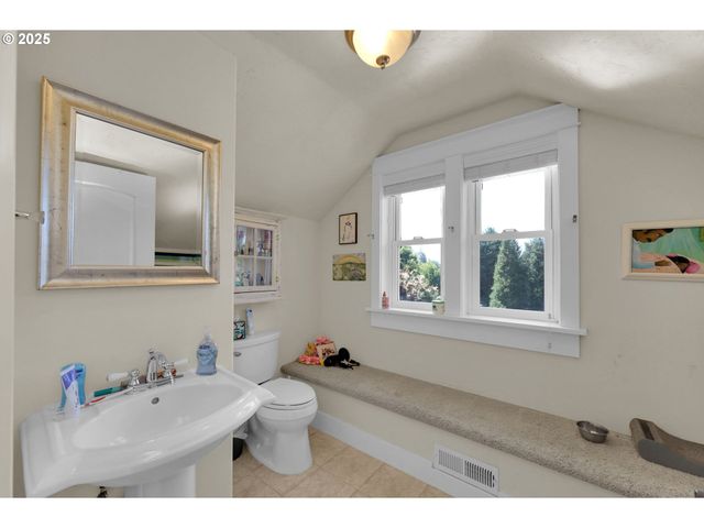 320 E BEACON Dr, Eugene, OR 97404