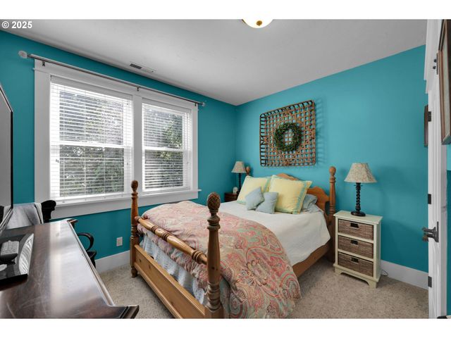 320 E BEACON Dr, Eugene, OR 97404