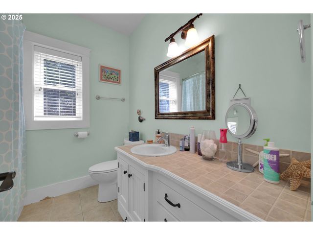 320 E BEACON Dr, Eugene, OR 97404