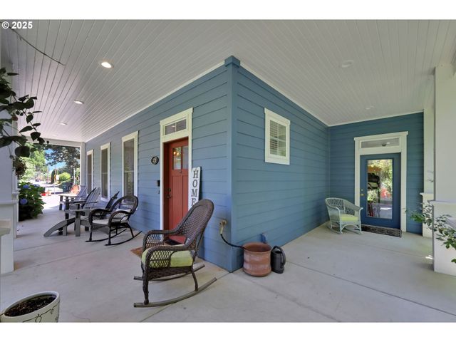 320 E BEACON Dr, Eugene, OR 97404