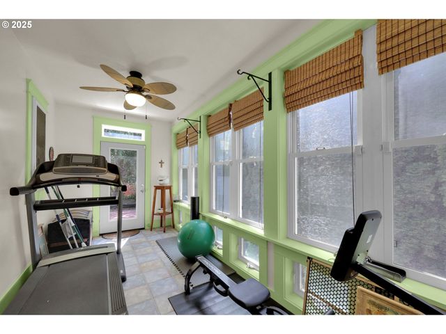 320 E BEACON Dr, Eugene, OR 97404